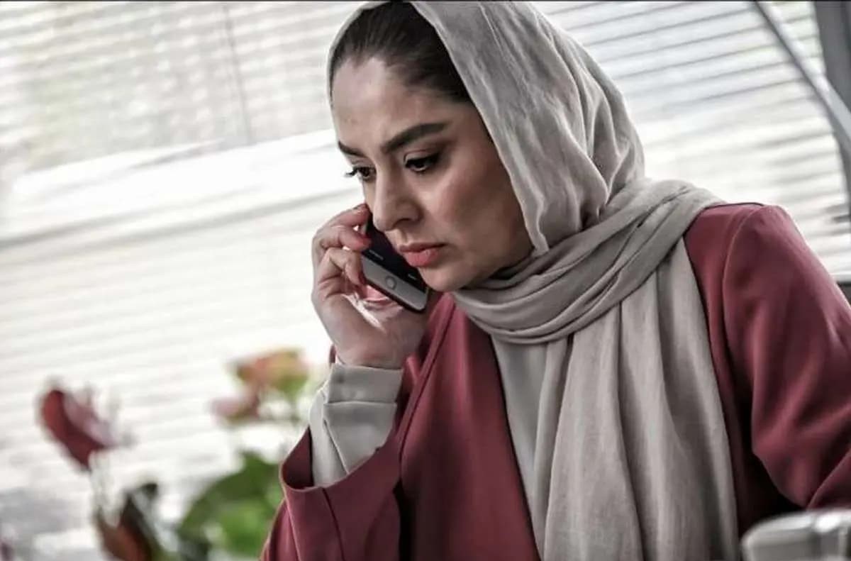 مارال بنی آدم با استایل پاییزی در کنار دریا