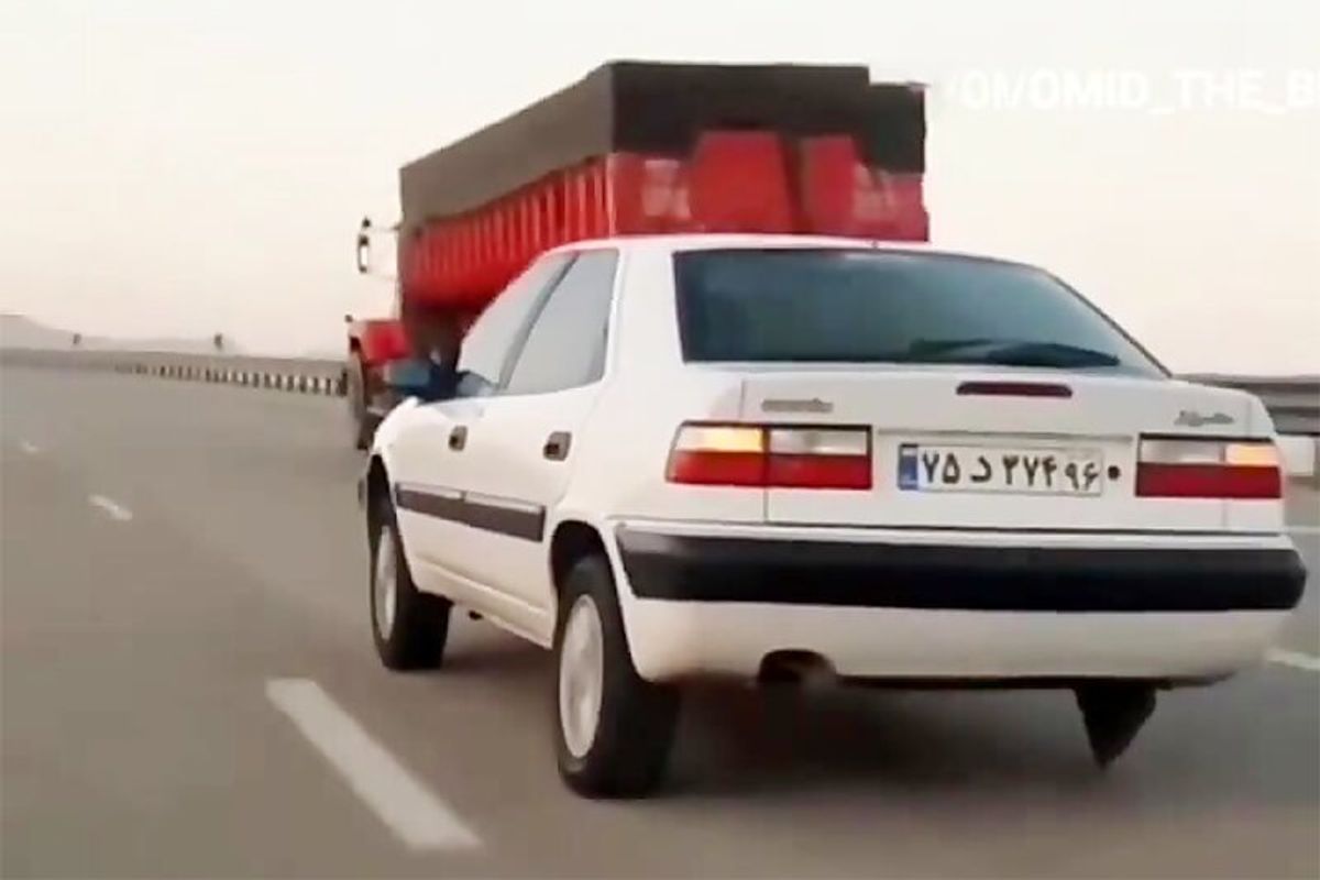 حرکت یک خودروی زانتیا روی سه چرخ در کمربندی شیراز+فیلم