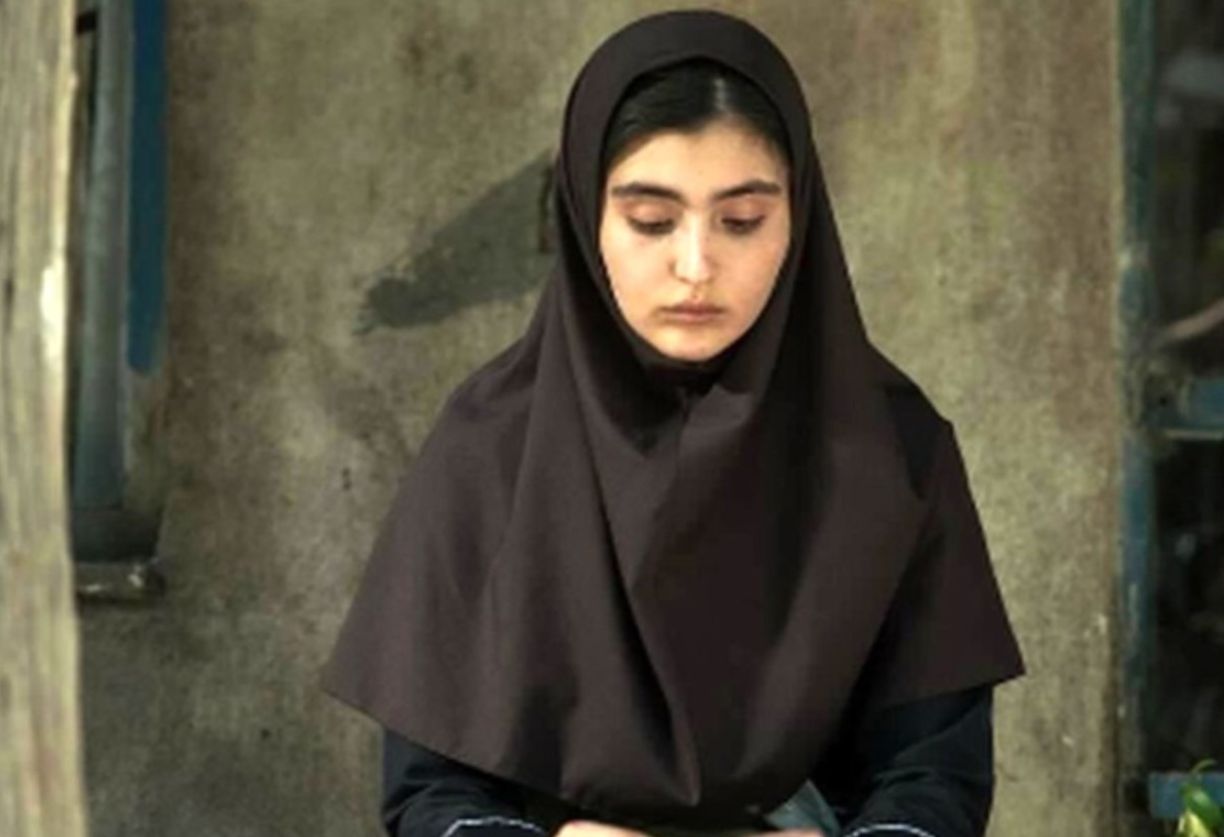 عکس جذاب زهرا مددی بازیگر عاشق پیشه سریال وحشی با گل آفتابگردان