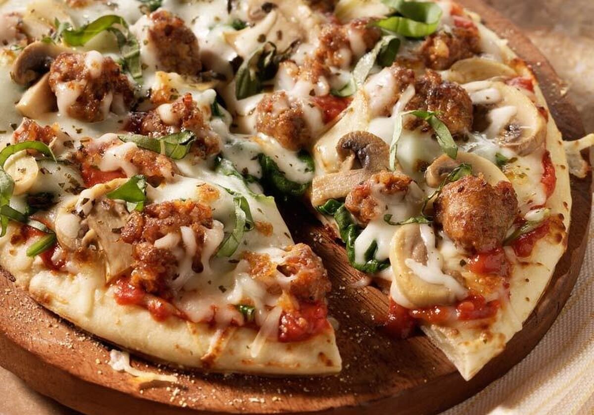 طرز تهیه پیتزا بندری | یک ترکیب فوق العاده از ساندویچ و پیتزا با سوسیس بندری