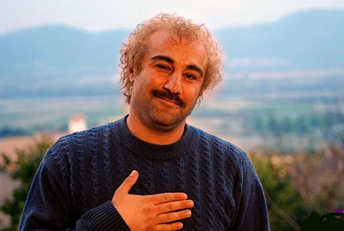 آخرین خانه پدر محسن تنابنده؛ تزئین با گلهای پرپر شده در لحظهای غمانگیز!