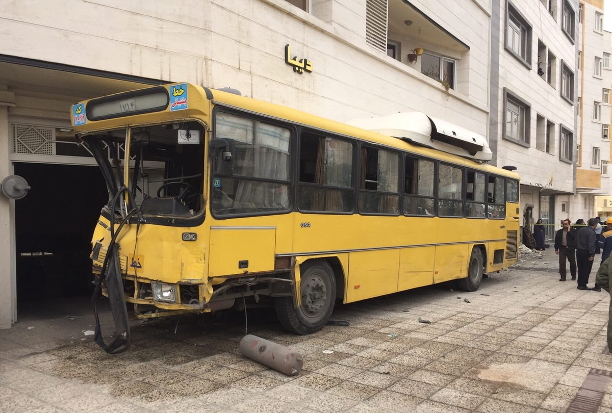 برخورد اتوبوس با یک ساختمان در خیابان جمهوری تهران| ۷ نفر مصدوم شدند