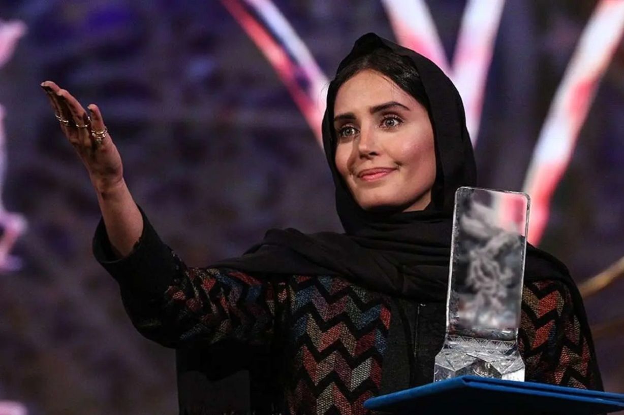 عکس هنری و جذاب الناز شاکردوست در یک کافه سنتی