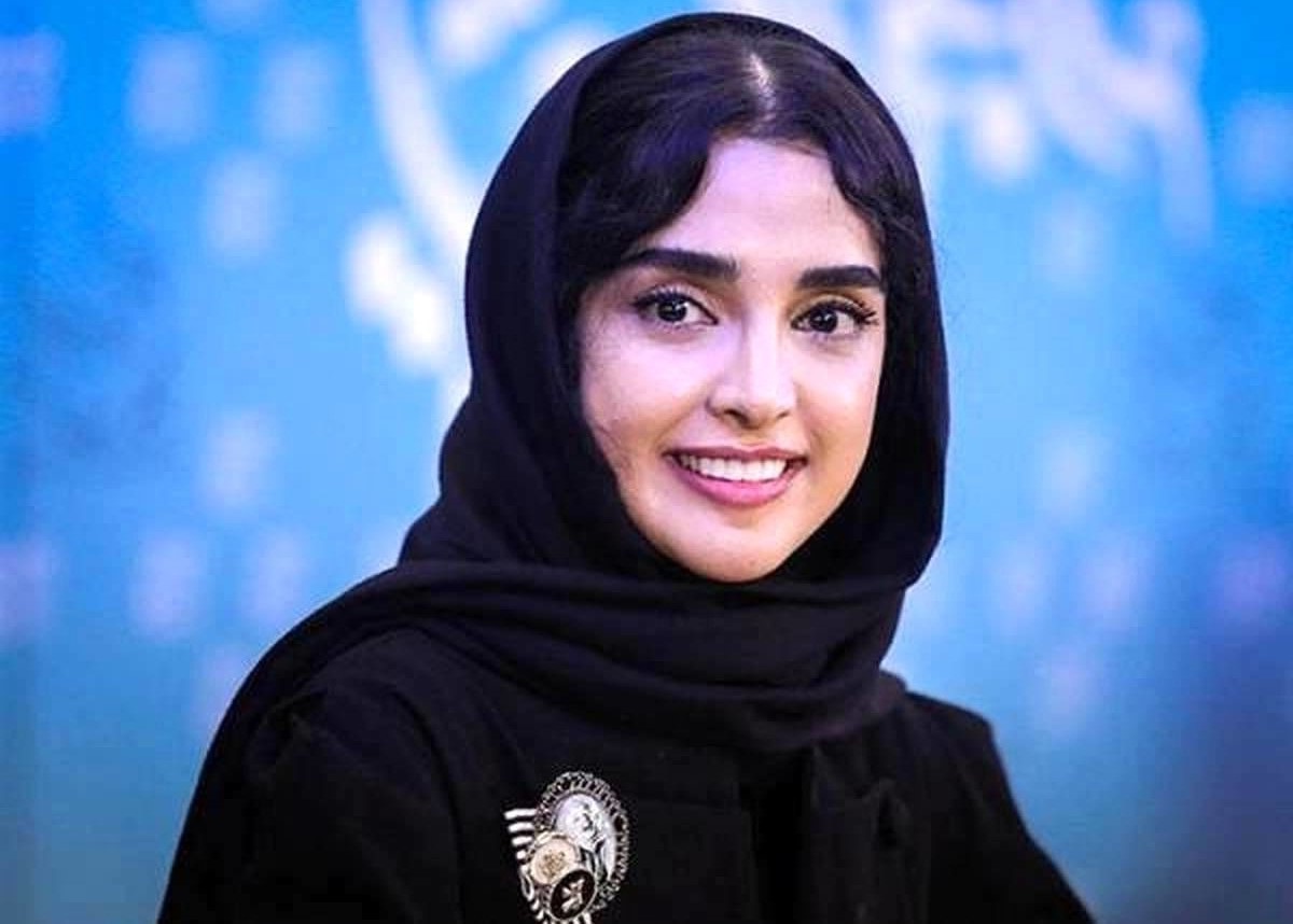 لباس ساحلی الهه حصاری با صندل‌های سفید ترند شد