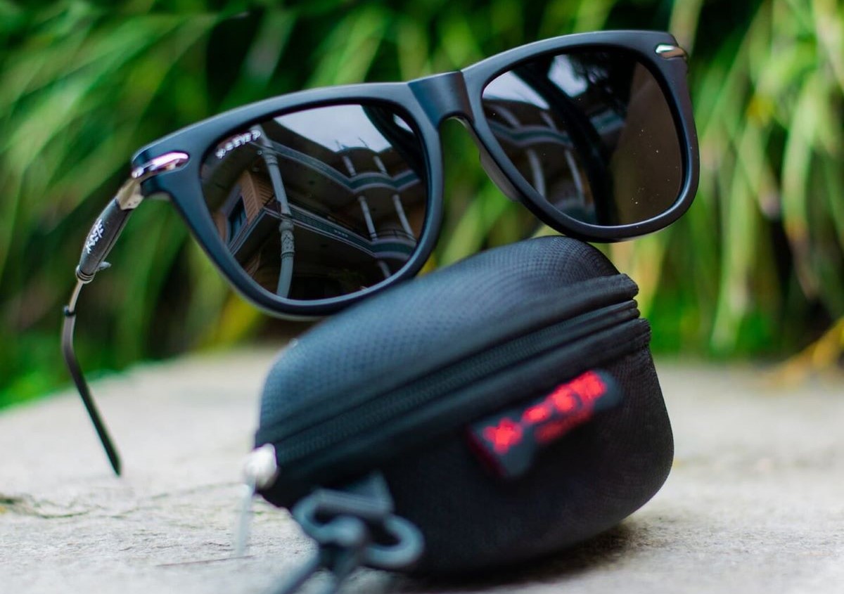 یک راه آسان برای تشخیص پلاریزه بودن عینک آفتابی