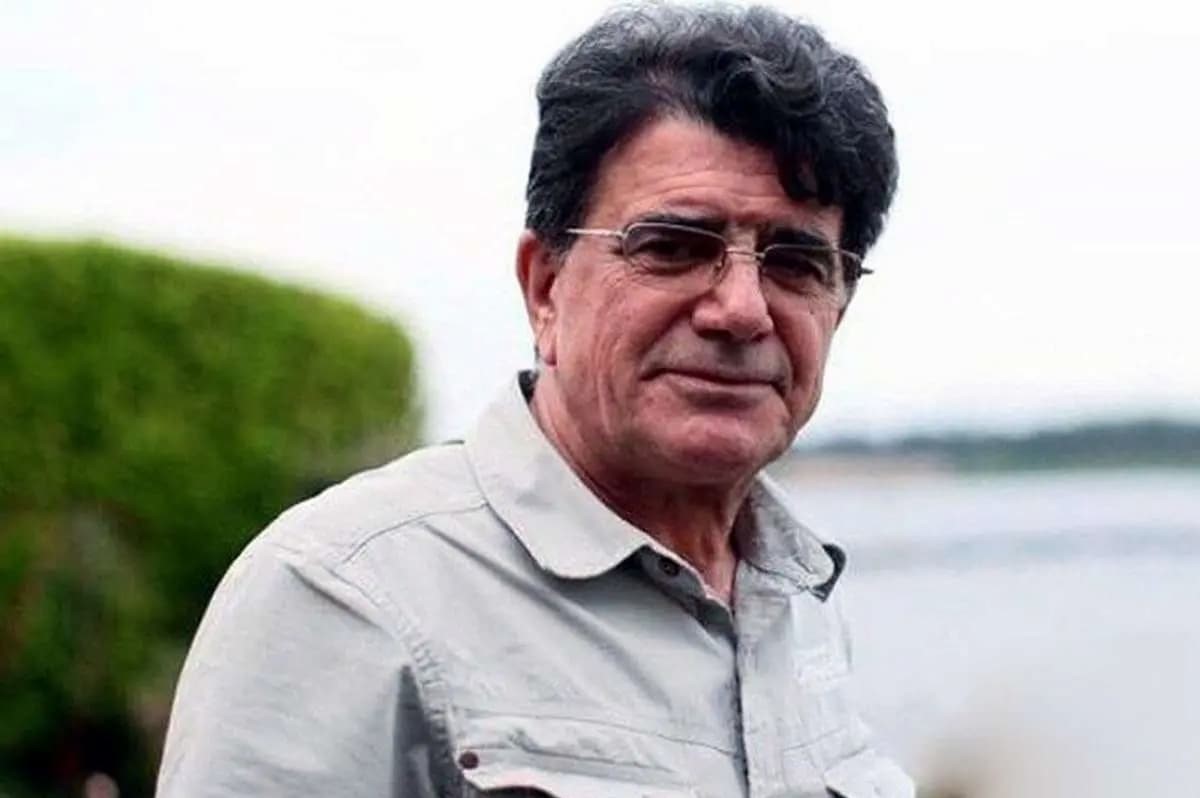 عکس قدیمی از استاد محمدرضا شجریان در حال باد زدن کباب با جارو