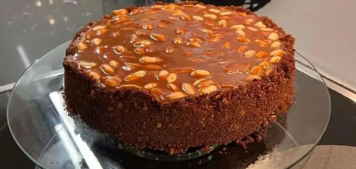 طرز تهیه کیک اسنیکرز؛ کیک شکلاتی با روکشی کارامل و مغز بادام زمینی