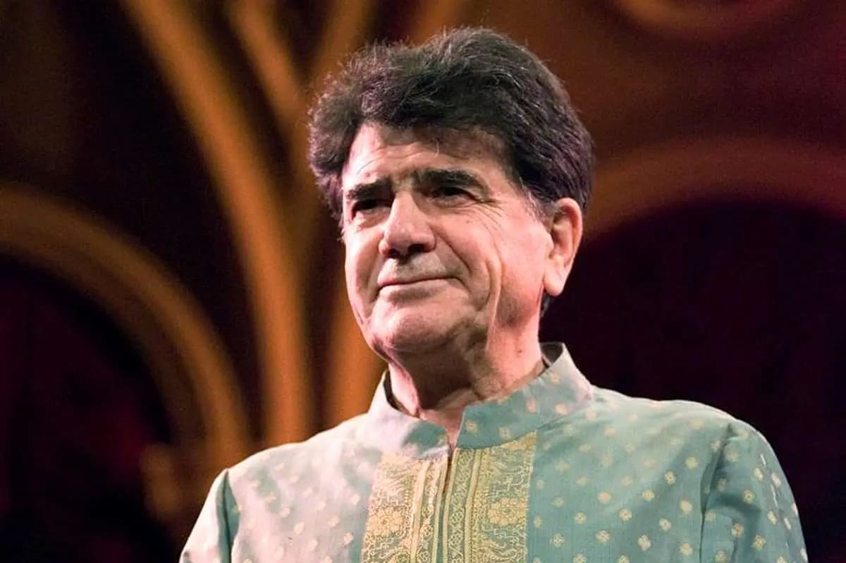 عکس (سفر در زمان)؛ محمدرضا شجریان در کنار دیوار برلین پیش از تخریب