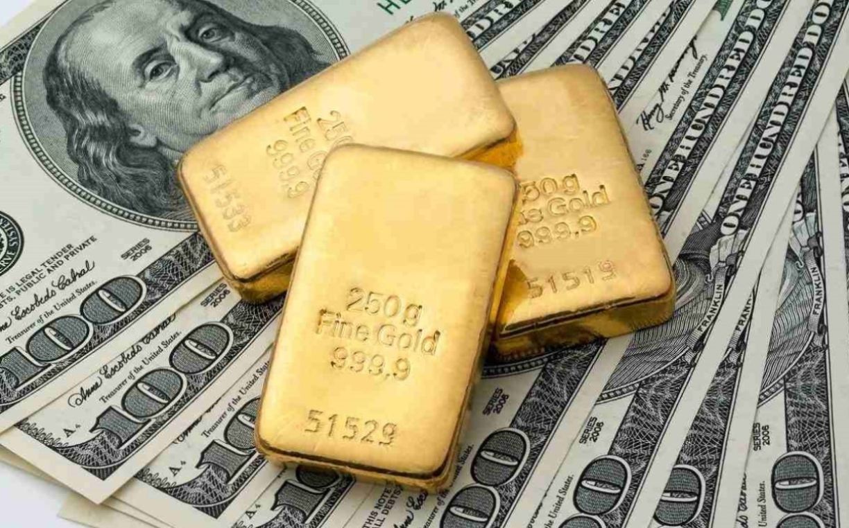 طلا بخریم یا دلار؟ کدامیک برای سرمایه‌ گذاری امن‌تر است؟