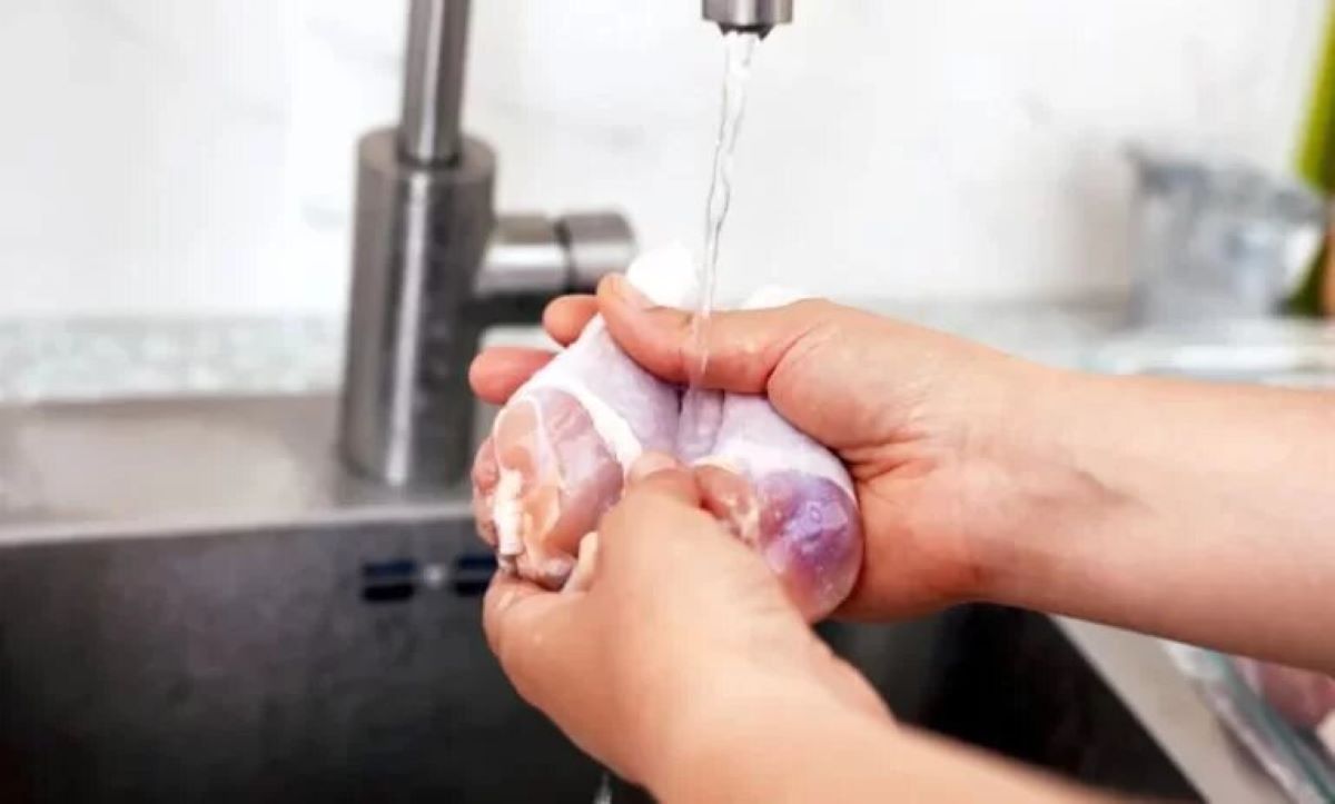 شستن مرغ خام آن را تمیز نمی‌کند! | بهترین راهکار چیست؟