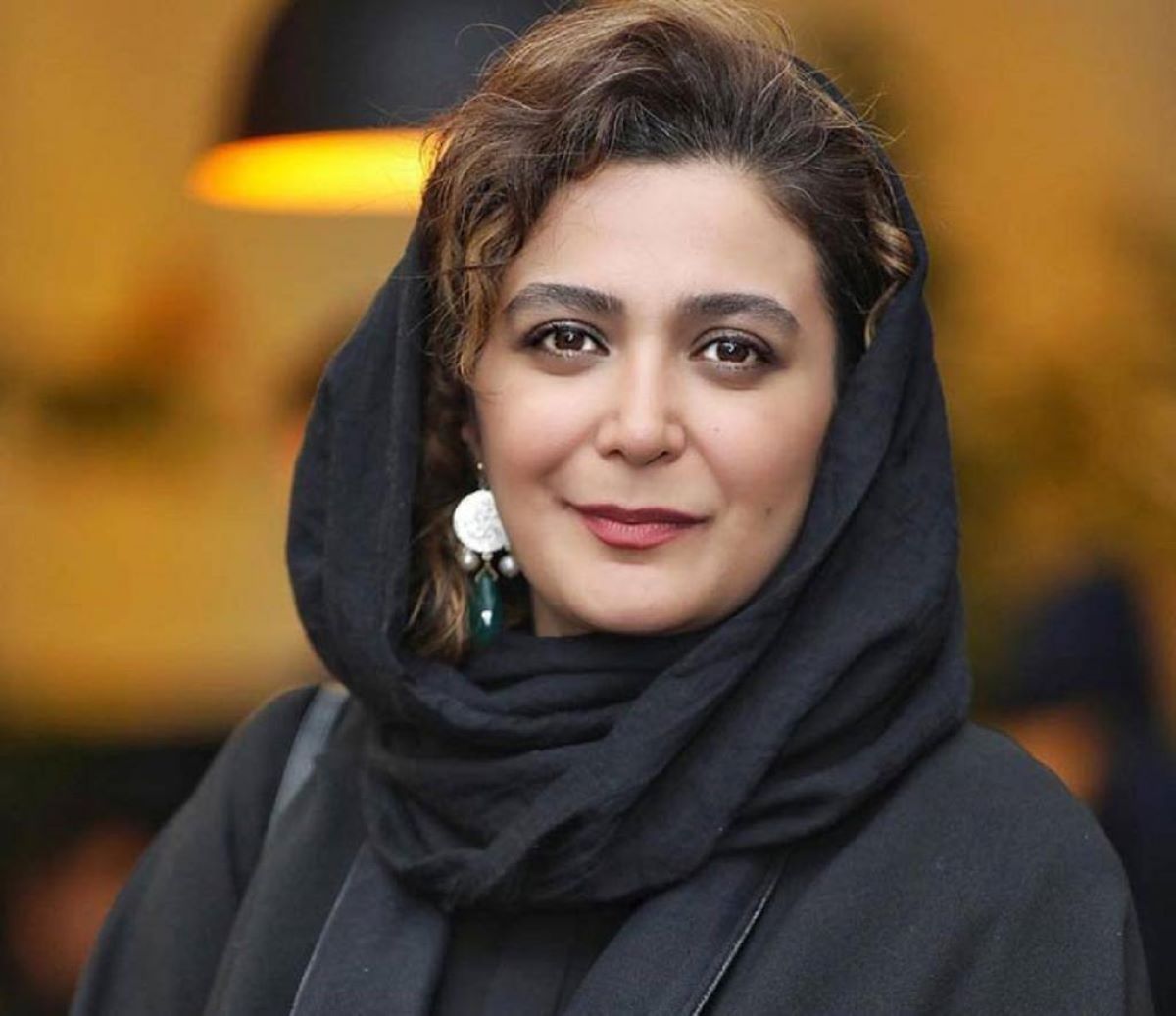 استایل زمستانی الهام کردا با کلاه بافت در اکران خصوصی فیلم