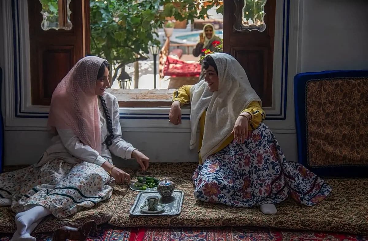 چرت زدن بامزه گلاره عباسی در پشت صحنه سریال بامداد خمار