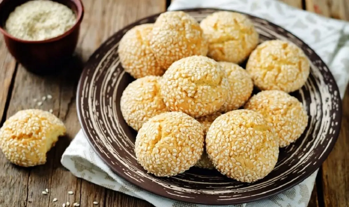 طرز تهیه شیرینی کنجدی خانگی در کمترین زمان