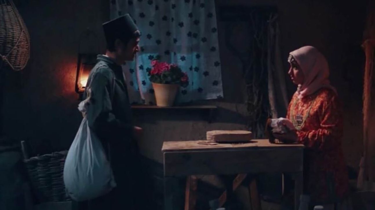 سیب از وسط بریدن! شباهت عجیب علی عمادنیا با مادرش در عکس جدید!