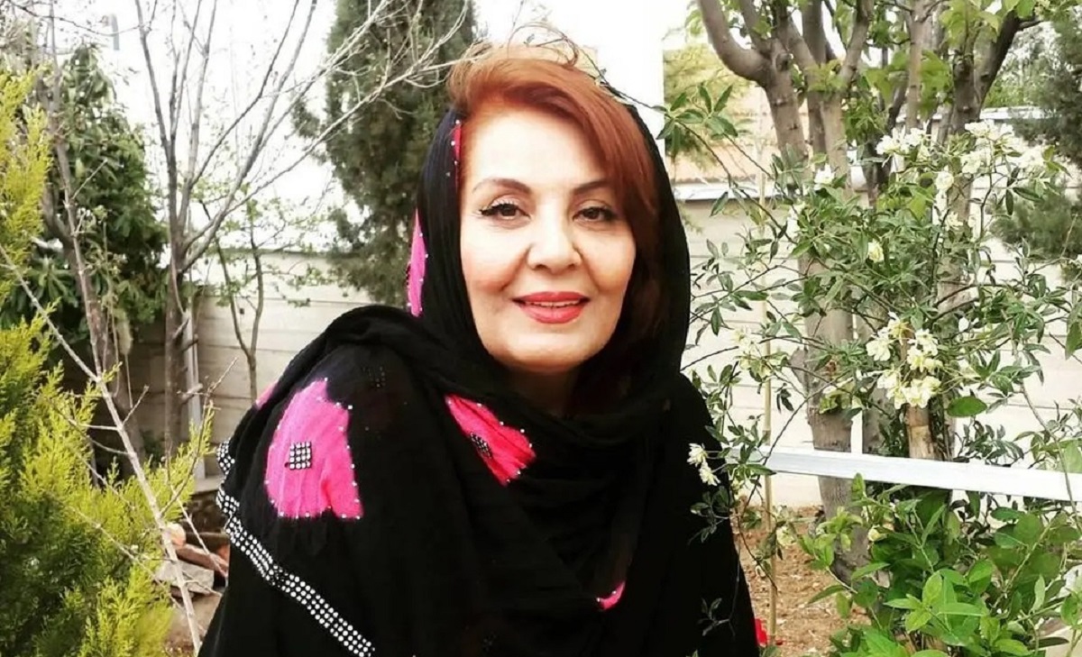 مراسم ختم زهره حمیدی با تاج گلی پر از گل‌های لیلیوم و رز سفید