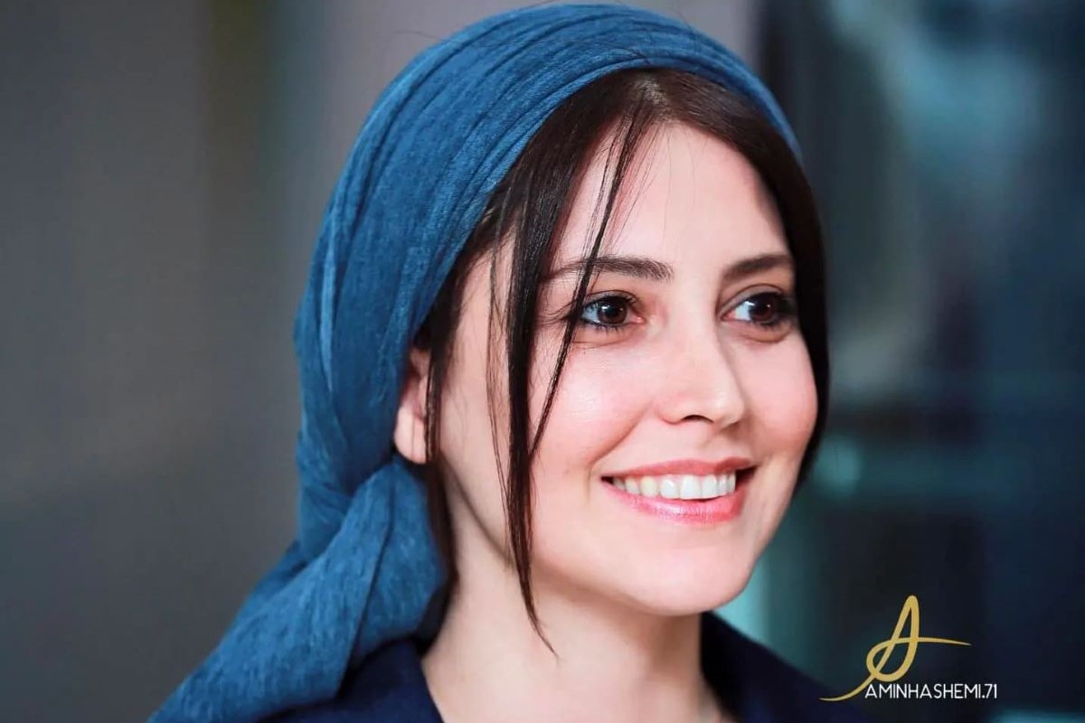 شبنم قربانی با تیپ خوش آب و رنگ در اکران فیلم ناتوردشت