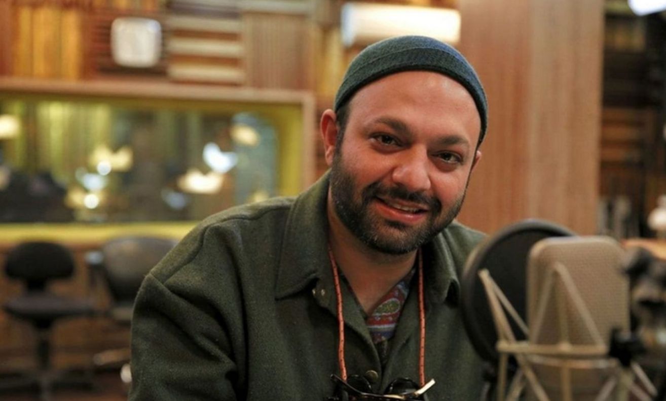 نگاهی به دکوارسیون خانه صابر بازیگر تاسیان و نکل؛ از آویزهای چوبی پینوکیو، تابلوهای نقاشی، کتابخونه پُر، دیوار سه بعدی، آباژور ایستاده