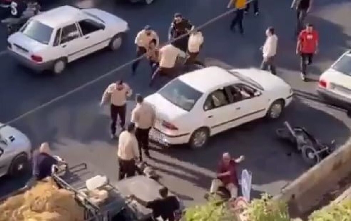 لحظه ضرب و شتم دستفروشان قزوینی توسط مأموران شهرداری+فیلم