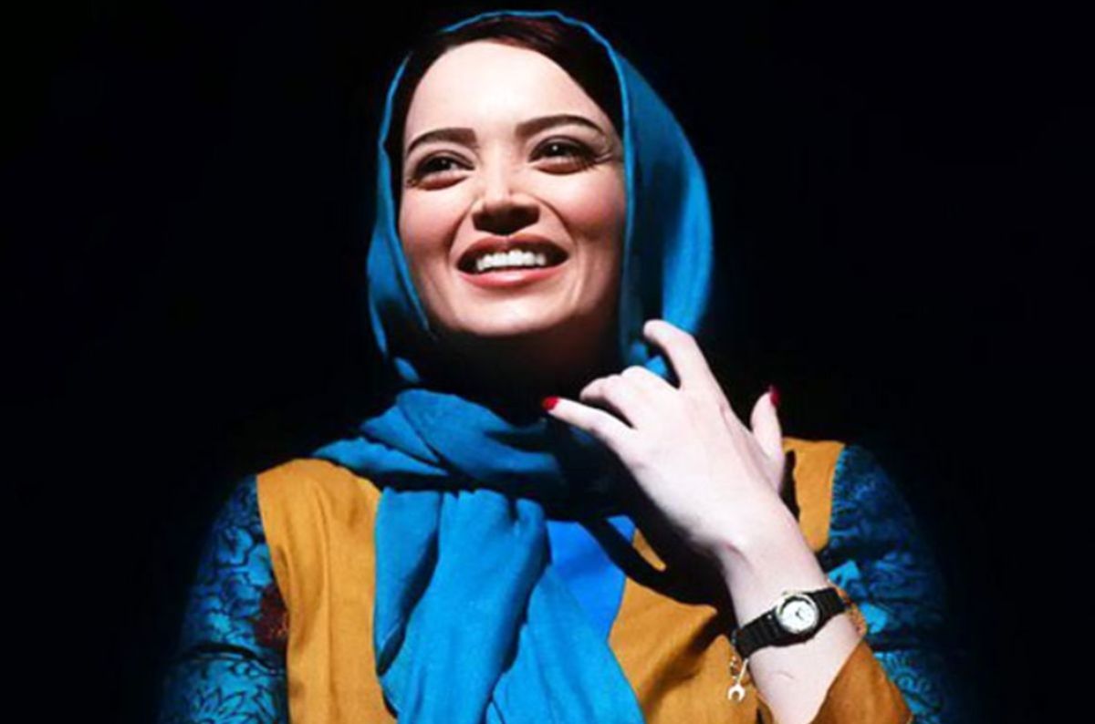 دکوراسیون جذاب اتاق مطالعه بهنوش طباطبایی با عروسک هایش و ساعت دیواری چوبی فانتزی