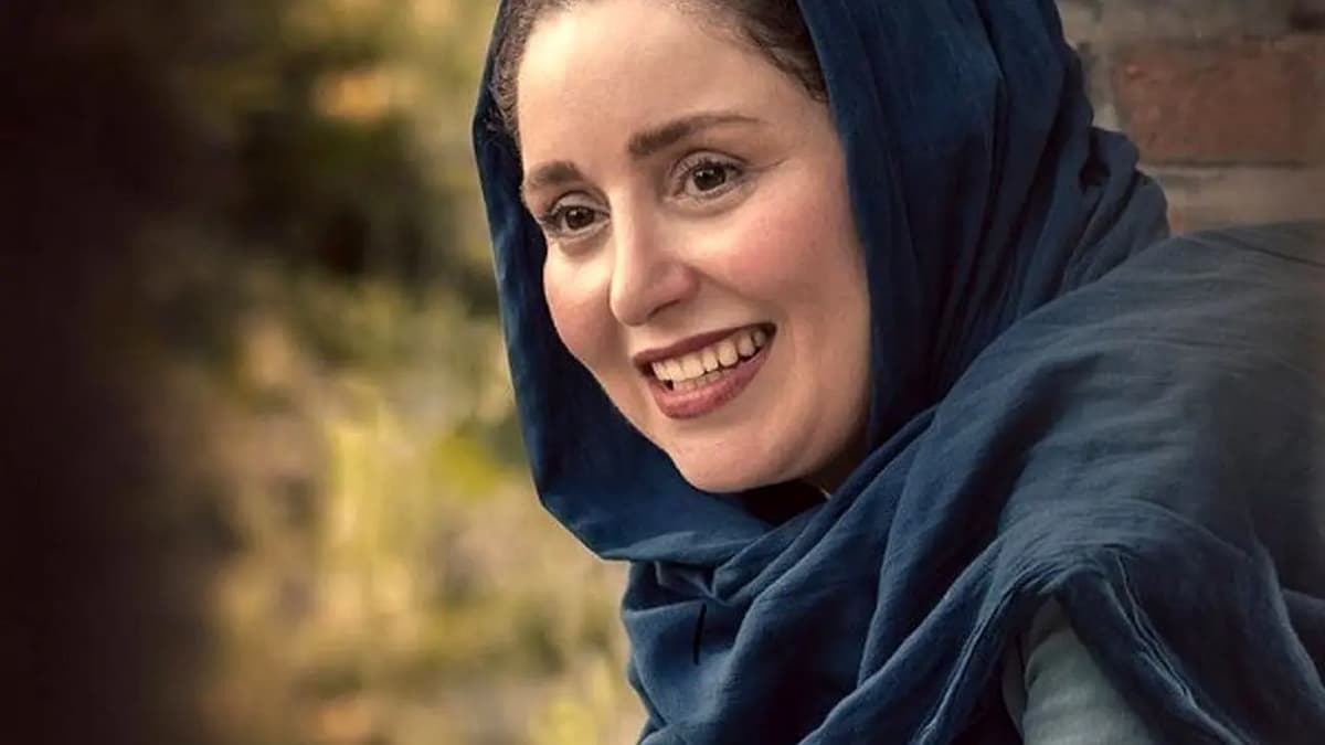 ژاله صامتی و دخترش یاس در پشت صحنه سریال قهوه پدری|  عکس یادگاری مهران مدیری با ژاله صامتی و بیتا سحرخیز