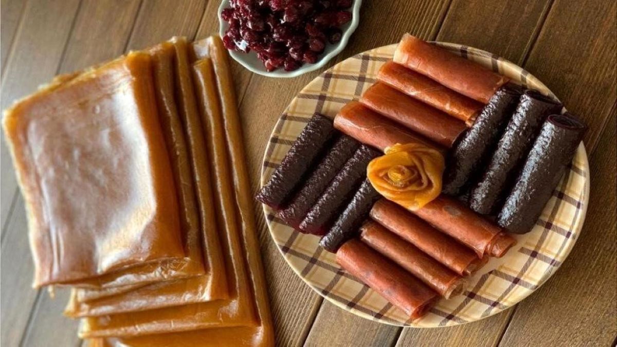 طرز تهیه لواشک آلو خانگی با طعمی ترش و شیرین و دل‌چسب