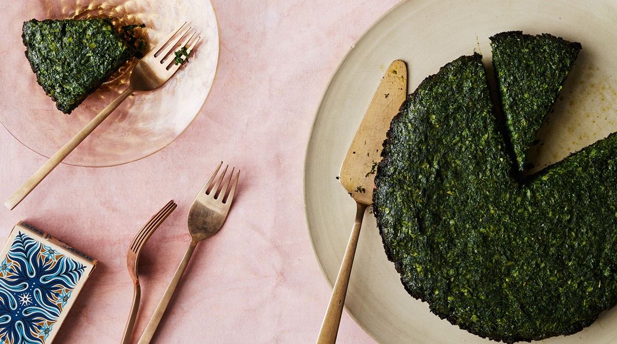 طرز تهیه کوکو سبزی با سبزی خشک به دو روش ساده