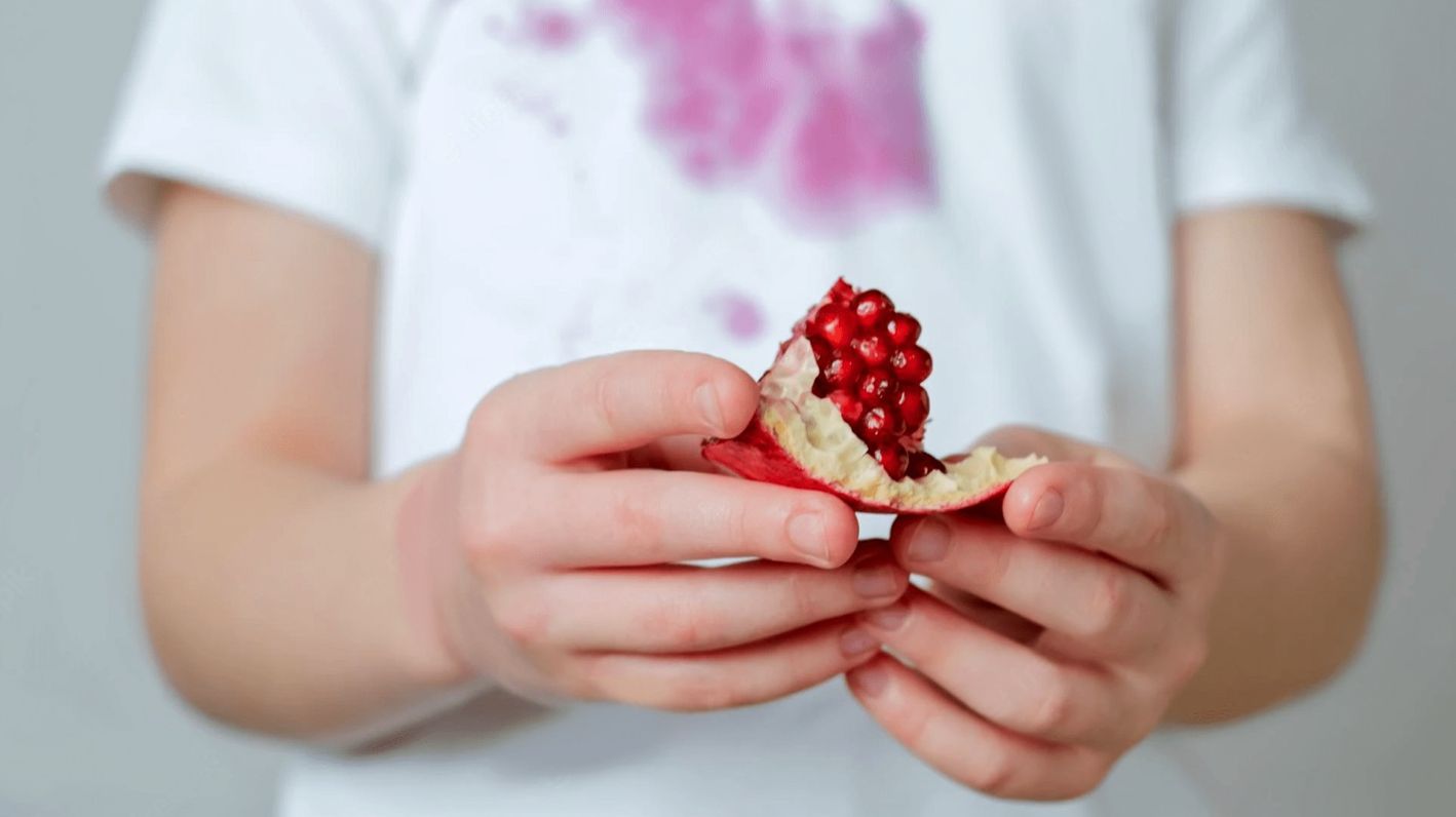 لکه انار را چگونه پاک کنیم؟ | ترفندهای خانگی برای از بین بردن لکه انار از روی لباس و مبل و فرش