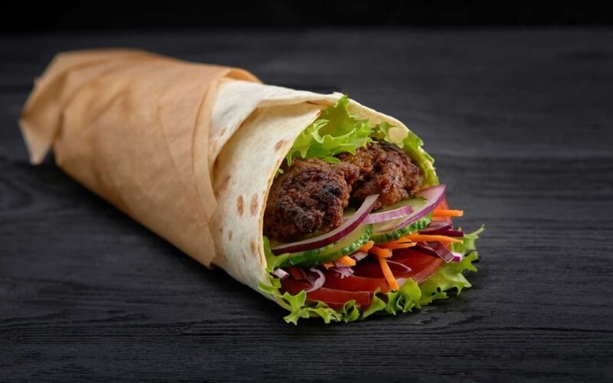 طرز تهیه ساندویچ کباب لقمه؛ یک شام فوری فوتی