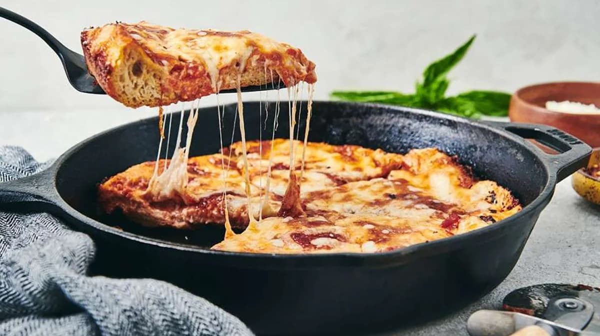 ظرف 10 دقیقه پیتزا وسوسه انگیز و لذیذ بدون خمیر در ماهیتابه درست کن+فیلم