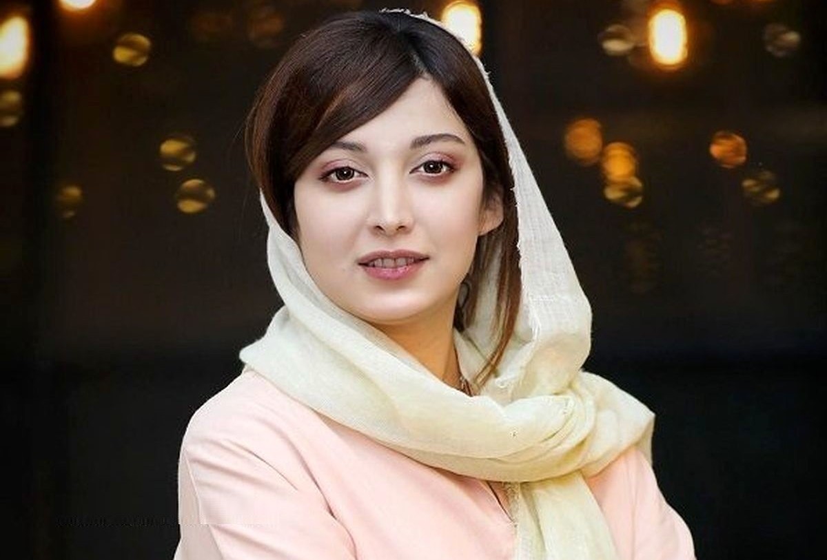 تیپ خنده دار روشنک گرامی با عروسک مستربین+عکس