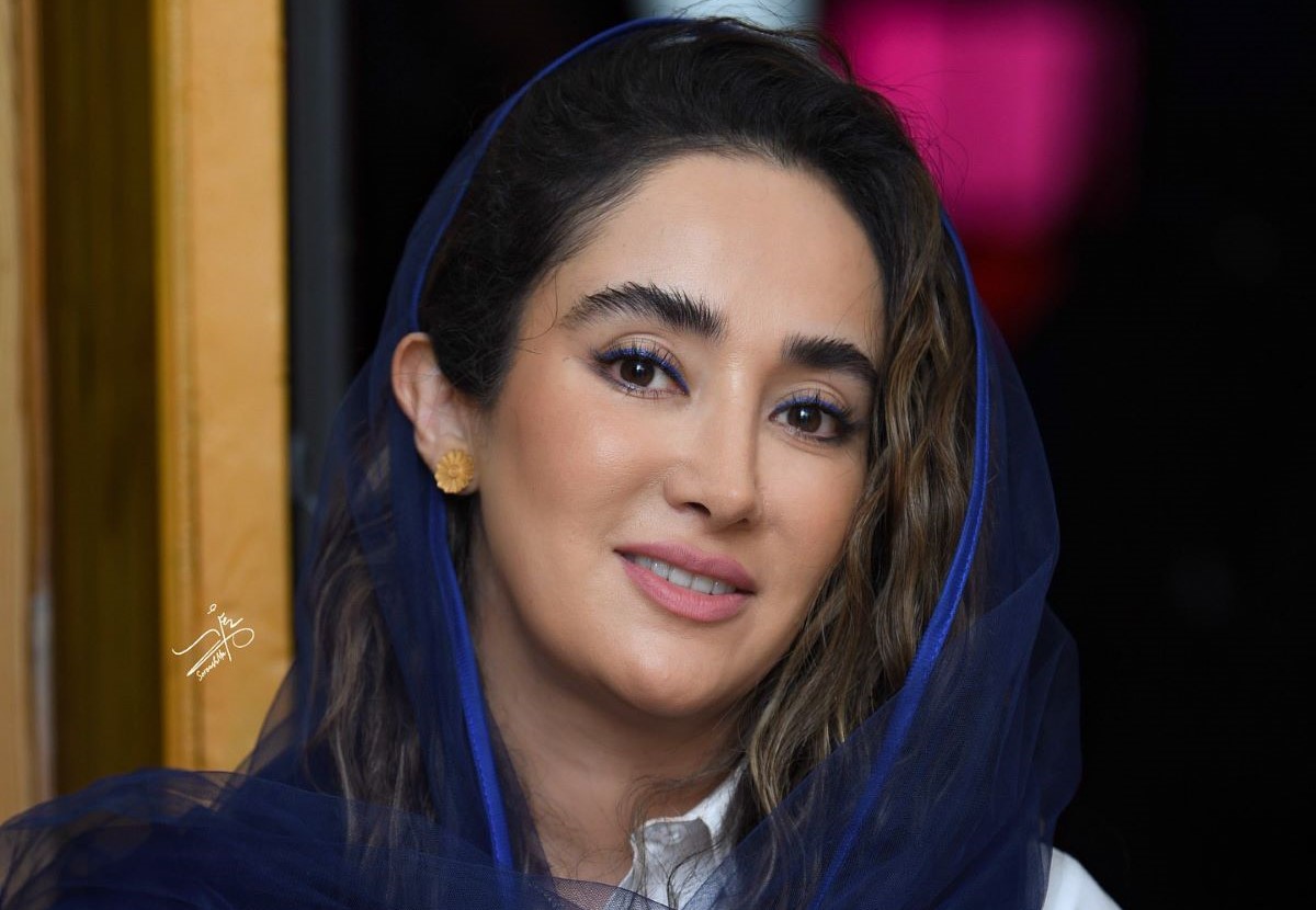 بهاره افشاری با انگشتان آسیب دیده و تیپ جذاب در پشت صحنه نمایش قلب نارنگی