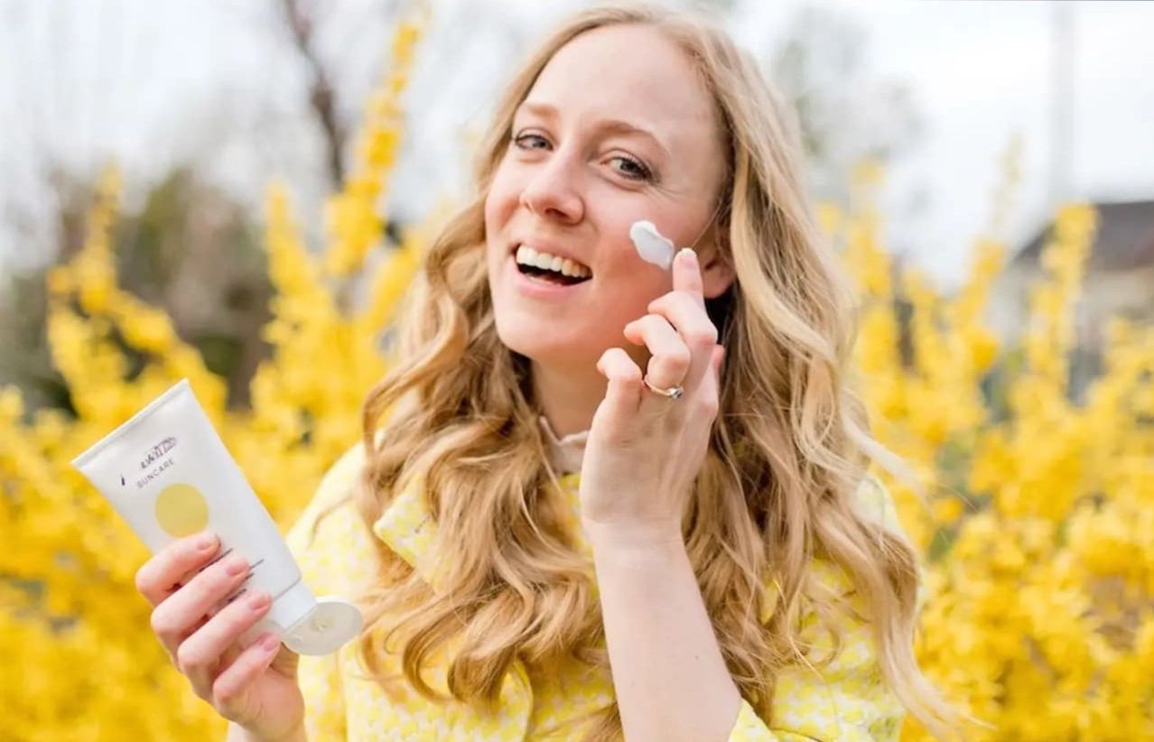 چرا استفاده از کرم ضد آفتاب در پاییز ضروری است؟؛ اهمیت مراقبت پوست در فصل خزان