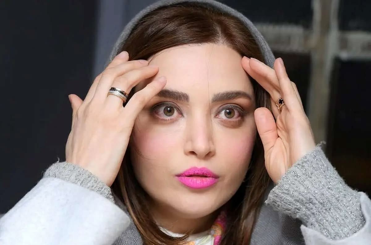 گریم و لباس انگلیسی بهنوش طباطبایی برای یک نمایش