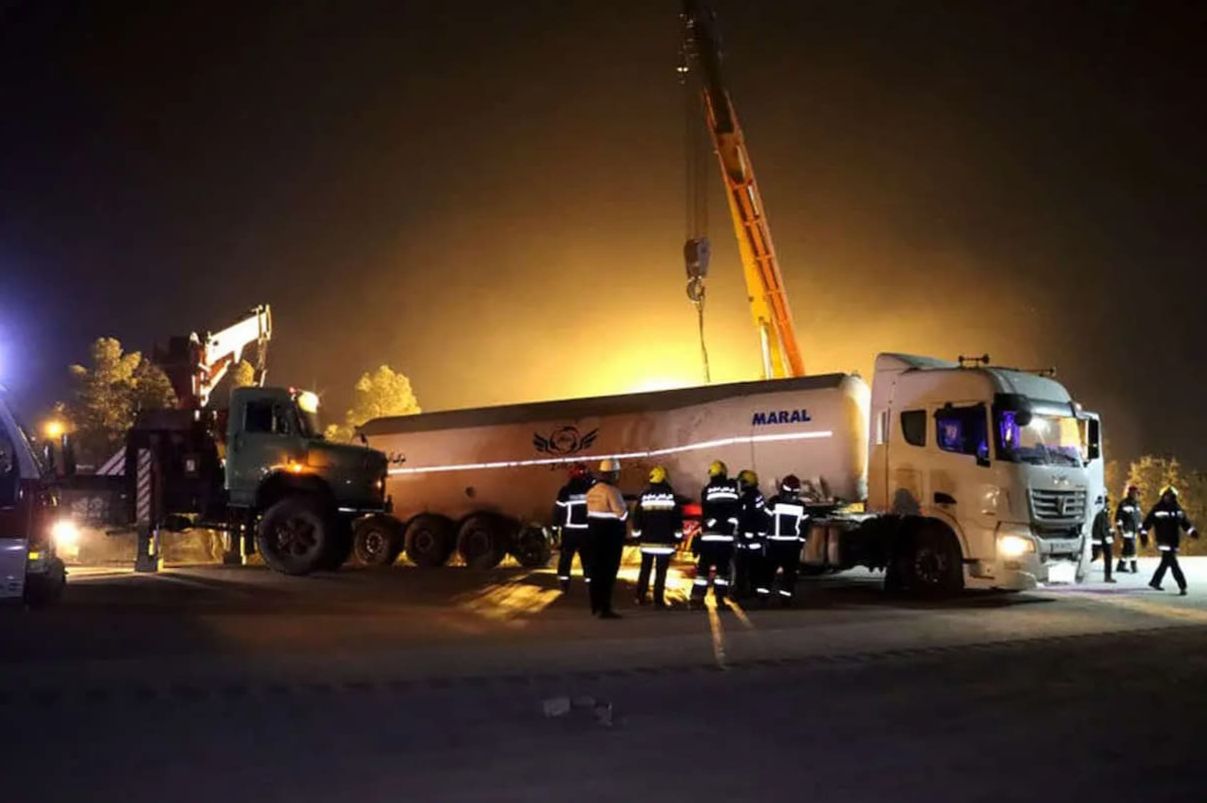 آتش سوزی تانکر حامل بنزین در آزادراه کاشان- قم جان راننده را گرفت