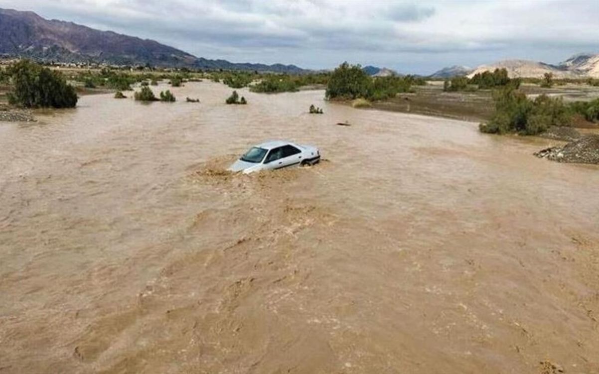 غرق شدن یک خودرو در سیلاب هرمزگان با یک فوتی+فیلم