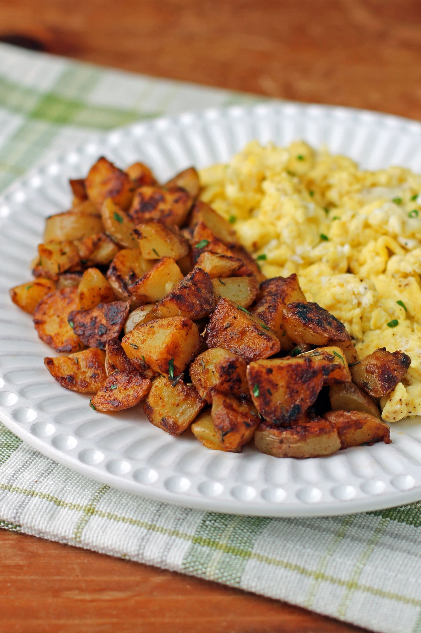 جادوی تردی و کریسپی در هر لقمه؛ سیب‌زمینی صبحانه‌ای در تابه! | طرز تهیه سیب زمینی ترد و داغ تابه ای