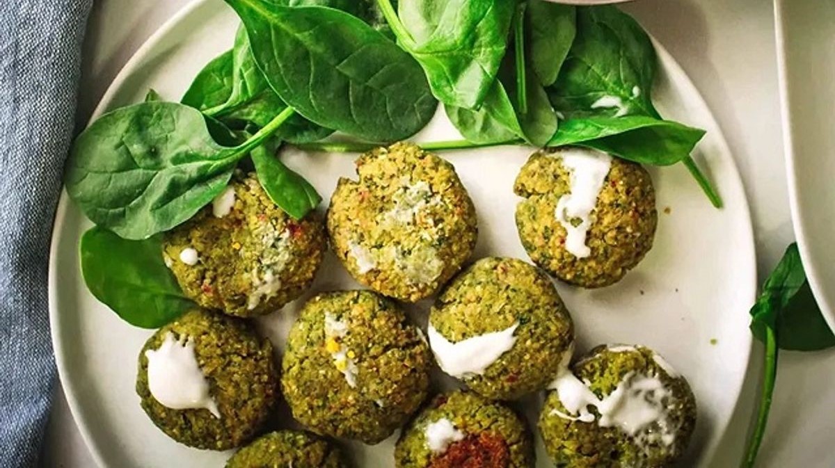 طرز تهیه فلافل اسفناج با سس شاورما