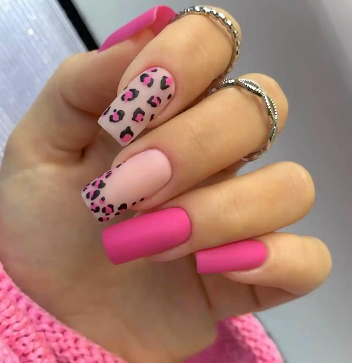 طراحی ناخن امروز 14May | طراحی ناخن پلنگی بهاری: انتخابی وحشی و جسورانه برای زنی که از نگاه‌ها نمی‌هراسد!