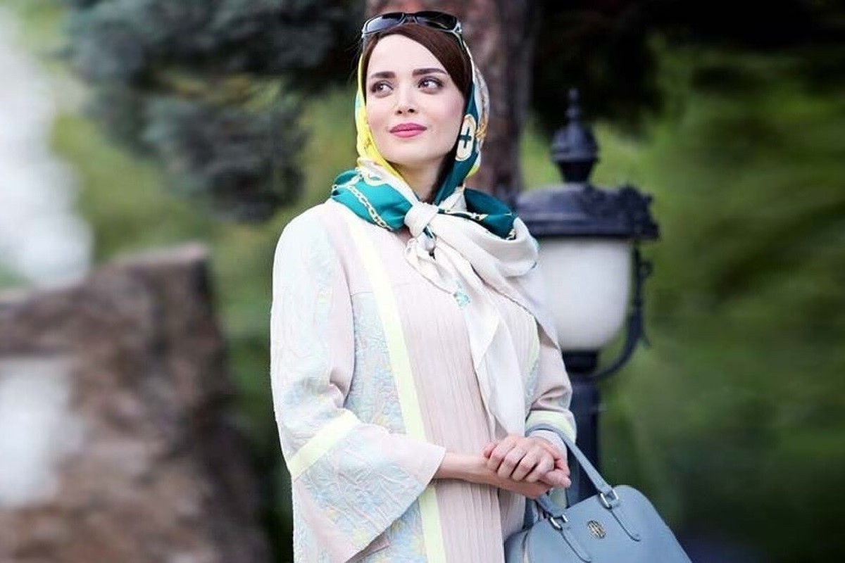 بهنوش طباطبایی در کنار فرزندانش در پشت صحنه سریال سووشون