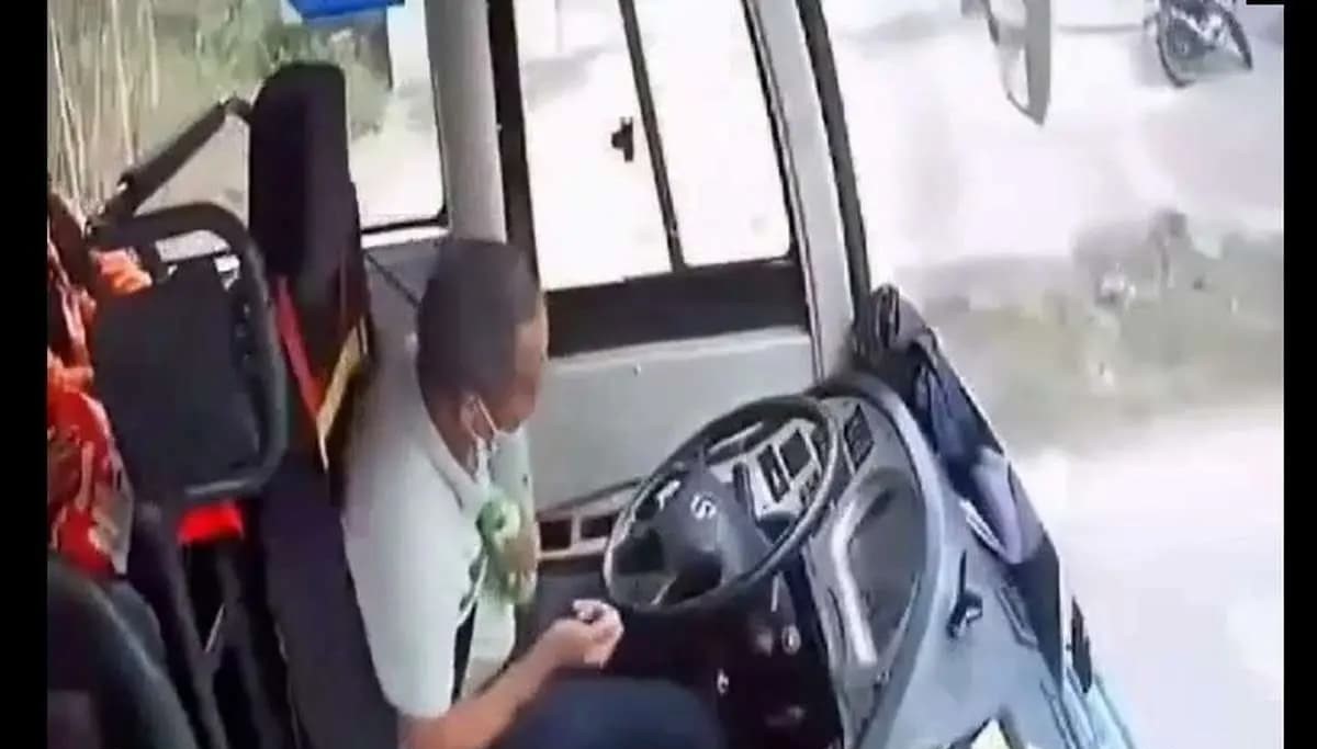 لحظه سکته قلبی راننده اتوبوس در حال حرکت+فیلم