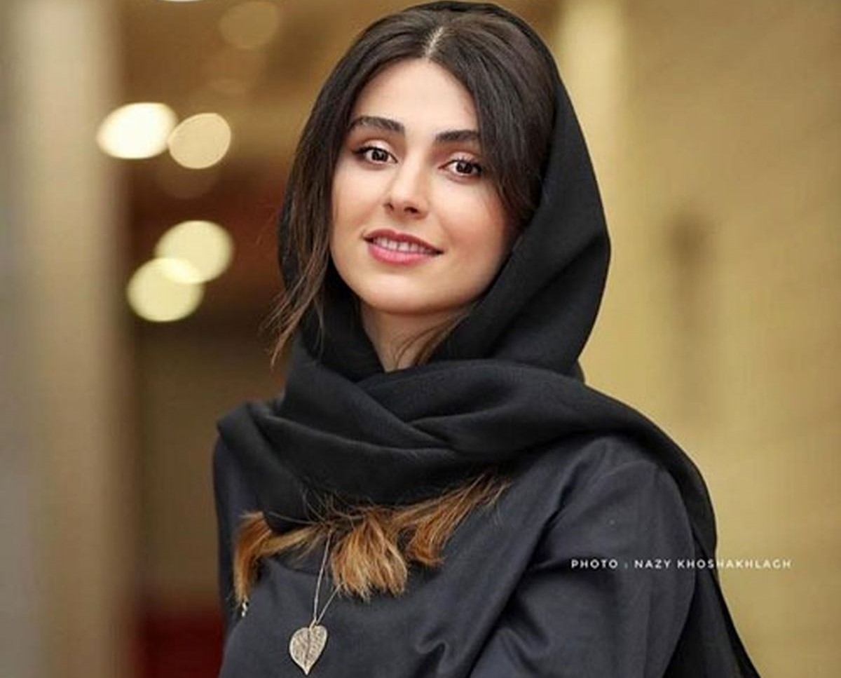 نگاهی به تیپ و استایل شیک و جذاب لاله مرزبان بازیگر سریال آبان؛ از استایل لاکچری کنار برج ایفل و سوارکاری تا استایل مجلسی و بهاری