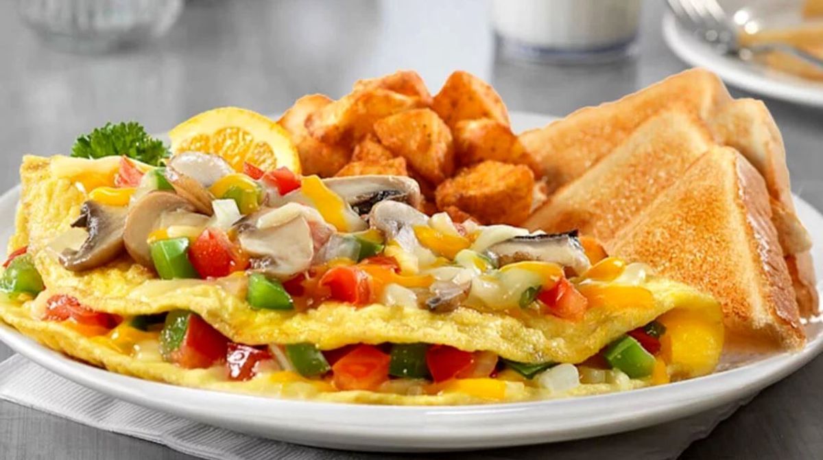 طرز تهیه املت سبزیجات با پنیر گودا؛ یک صبحانه مقوی و متفاوت