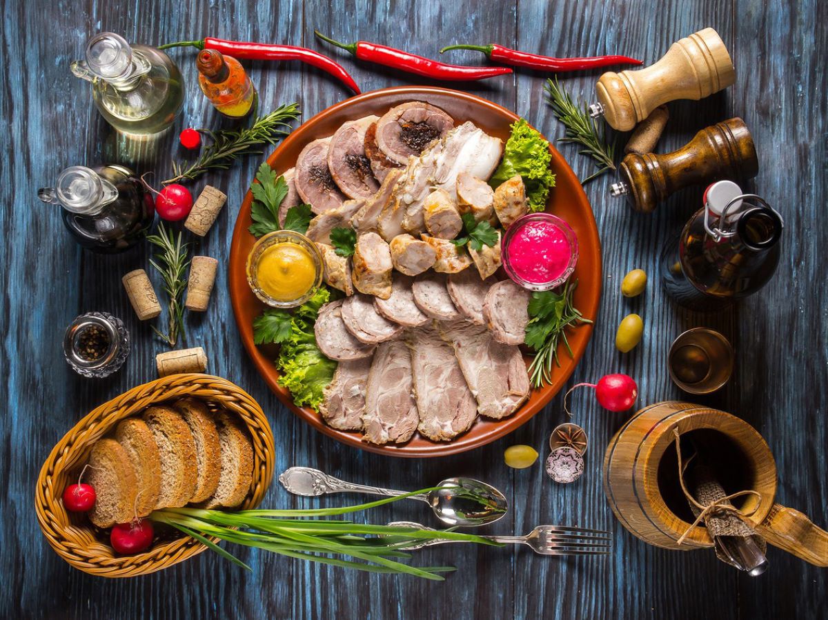 راز آشپزی حرفه‌ای | چه ادویه‌هایی طعم گوشت، مرغ و ماهی را چند برابر می‌کنند؟ | مواد طلایی برای نرم کردن گوشت