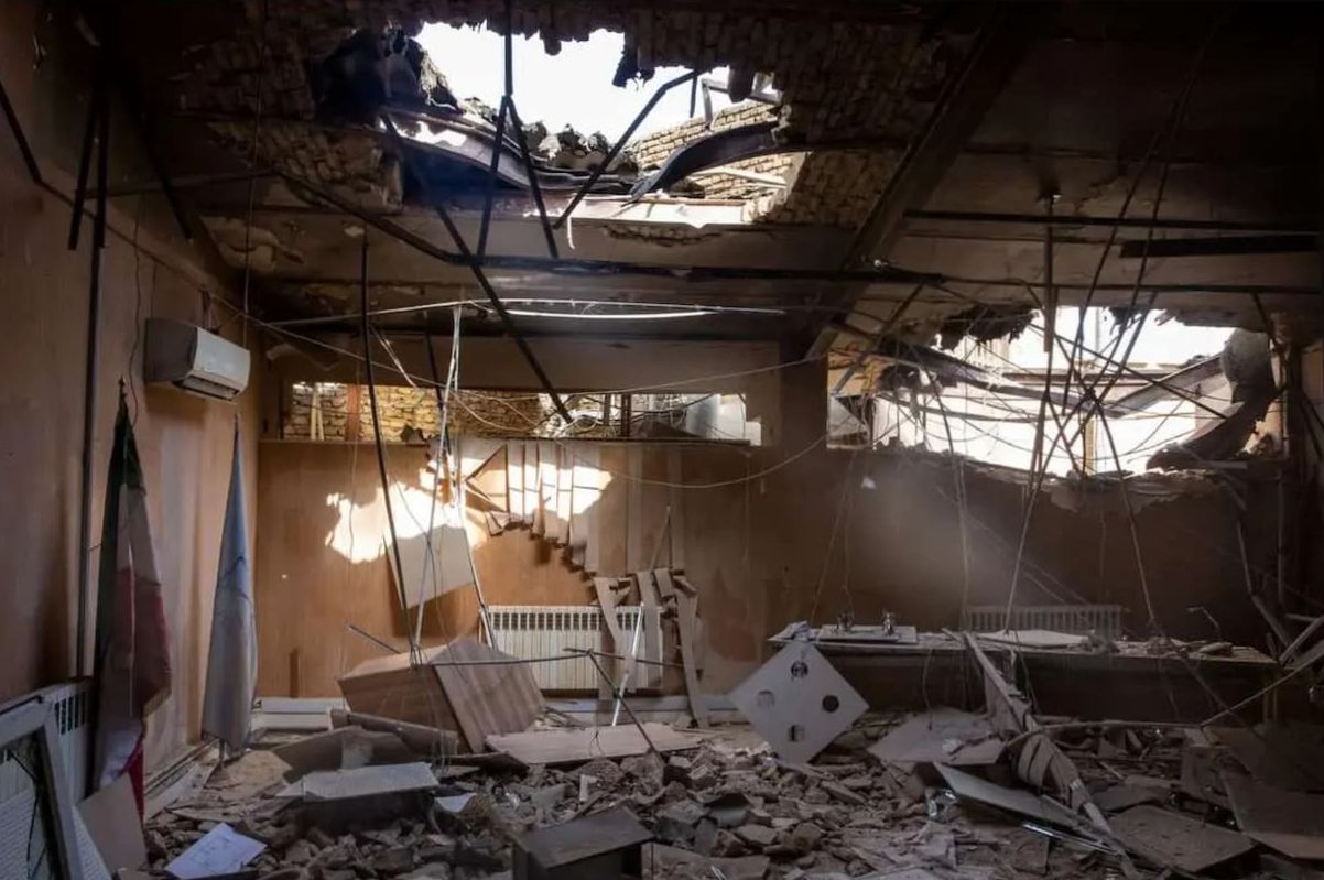 روایت تلخ یک مادر از روز حمله به زندان اوین؛ از پاره شدن گلوگاه پسر سربازش تا جا خوش کردن ترکش در دستش