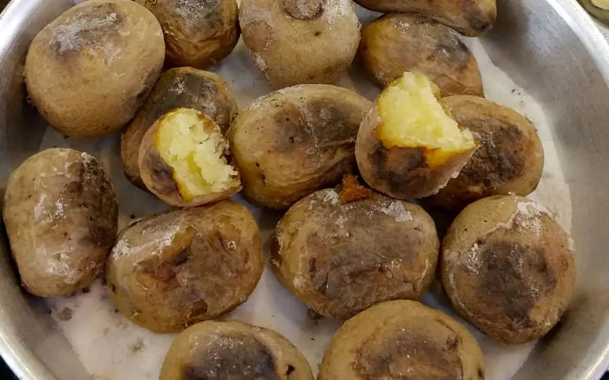 طرز تهیه سیب زمینی نمکی تبریزی؛ سریع و خوشمزه