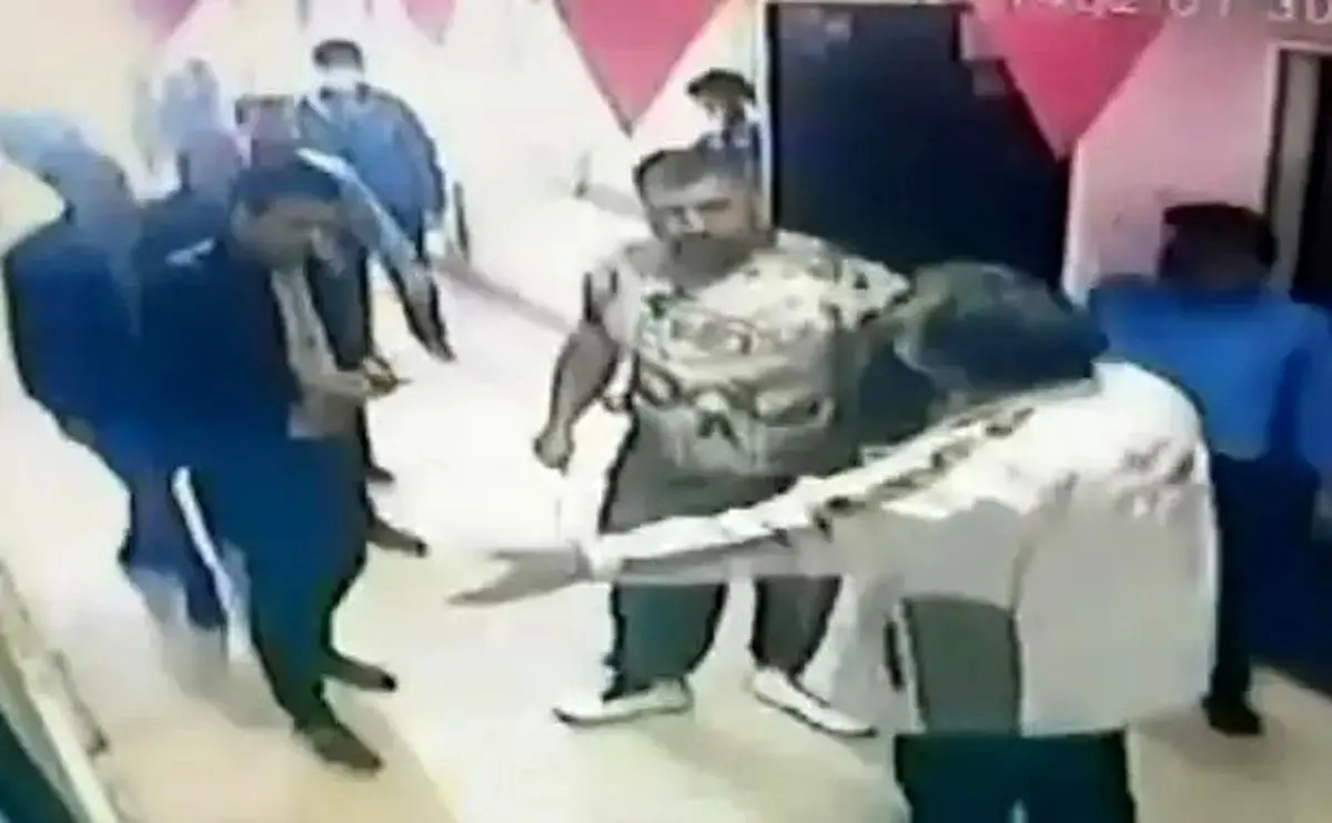 ضرب و شتم معلم مدرسه توسط پدر و برادر یک دانشآموز | دندان معلم شکست