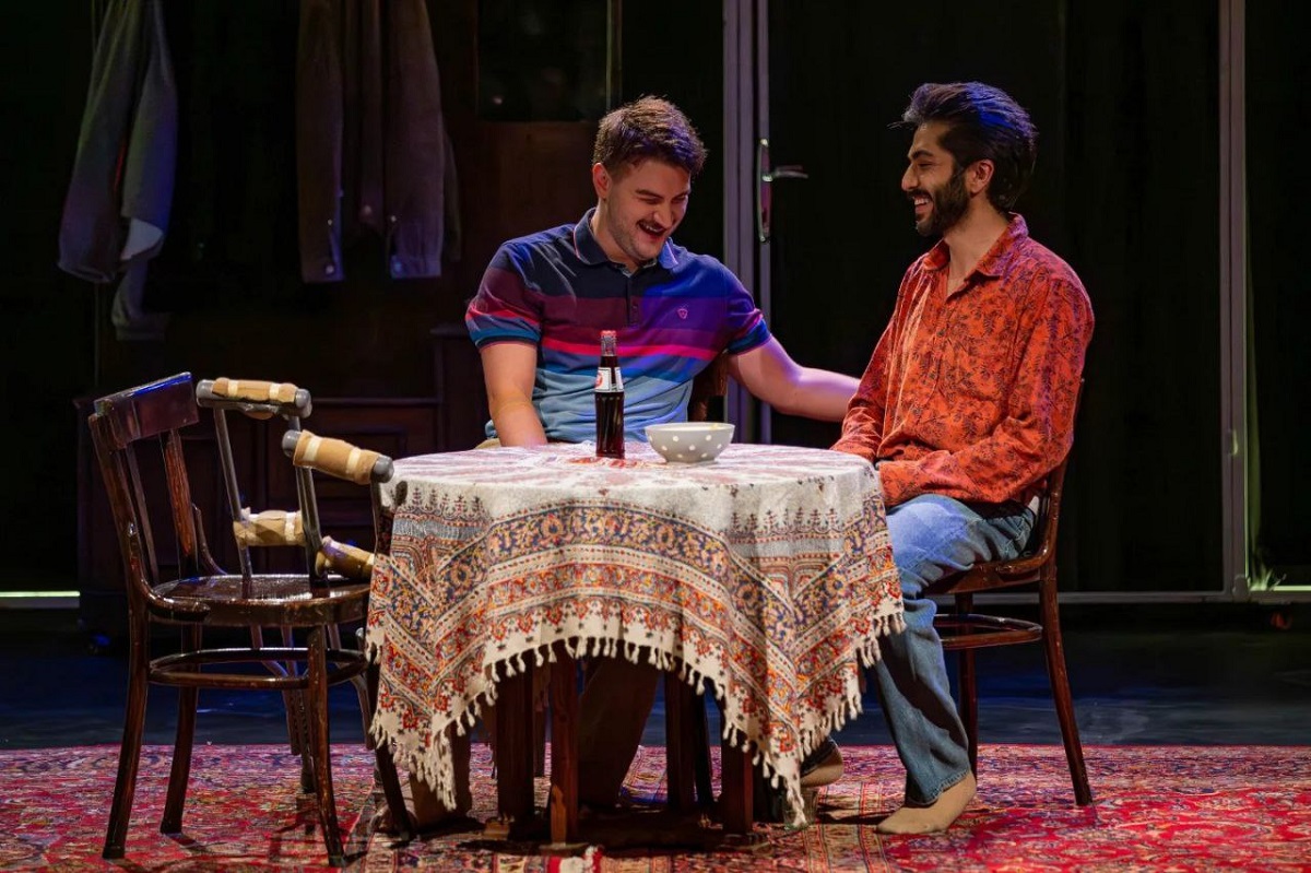 دارا حیایی در تئاتری کمدی و خندهدار؛ گریمهای خاص با حال و هوای دهه هفتاد + فیلم و عکس