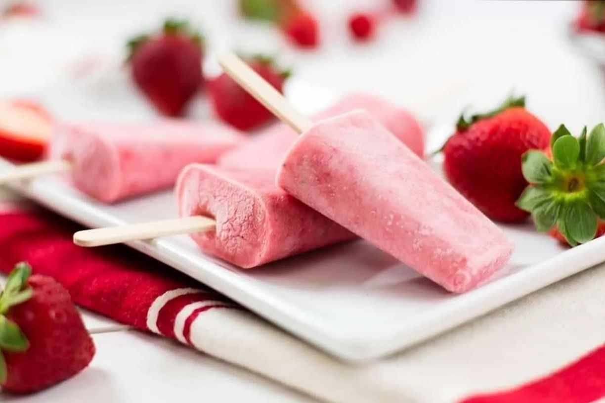 طرز تهیه بستنی چوبی توت فرنگی به روش ساده