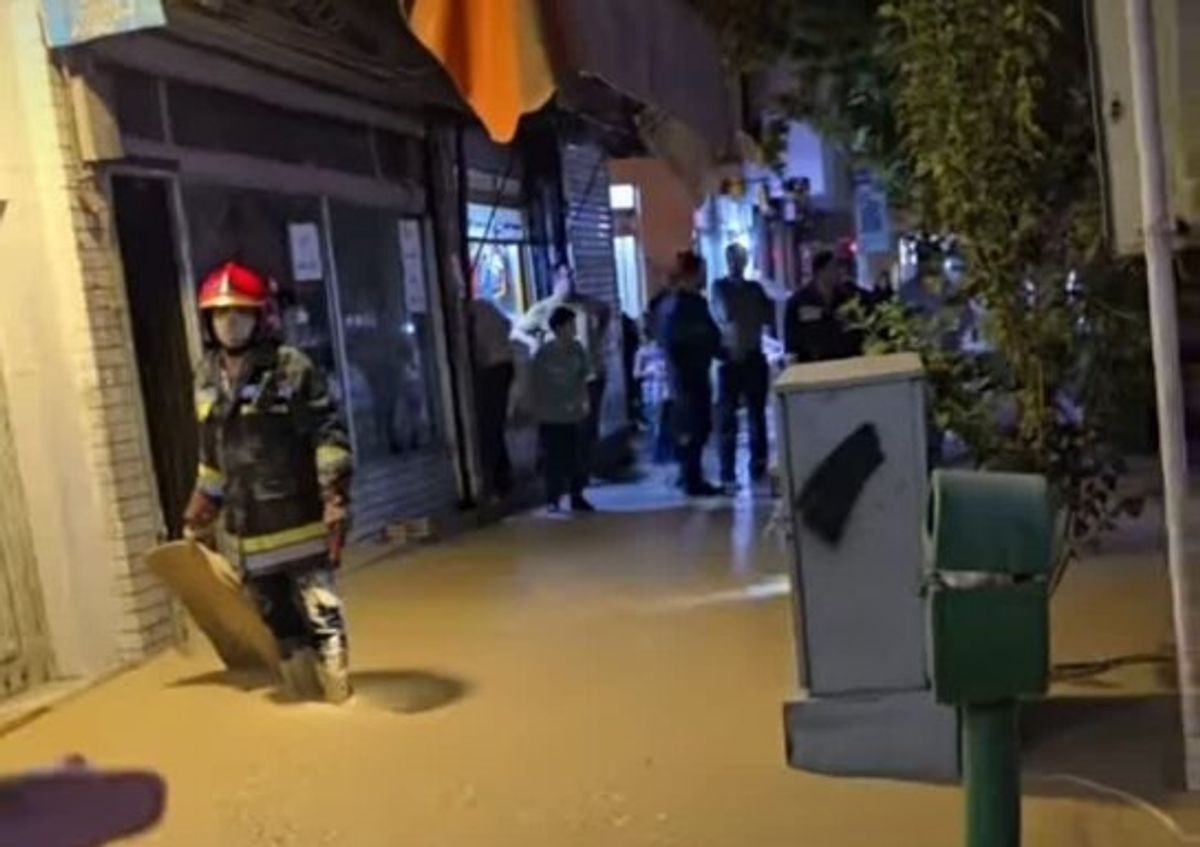 خروج ماده عجیب و ناشناخته از زمین در خیابانهای اصفهان+فیلم