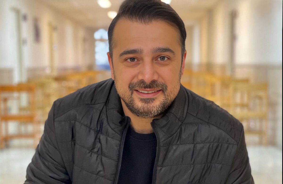 اعتراض سپند امیرسلیمانی به ترافیک تهران با پاک کردن سبزی !